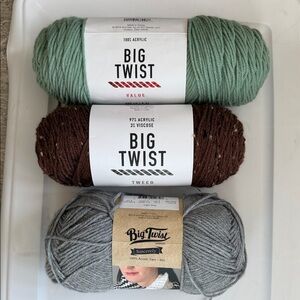 Big Twist yarn
Size: 6 oz each
Color:1-sage,1-light gray1-chocolate